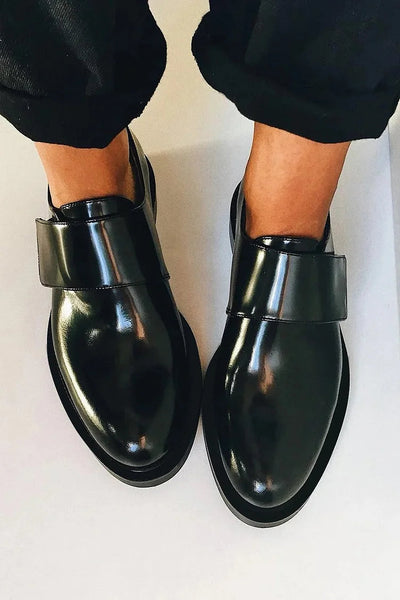 IRIS | Elegant glossy loafers with strap for a flawless style