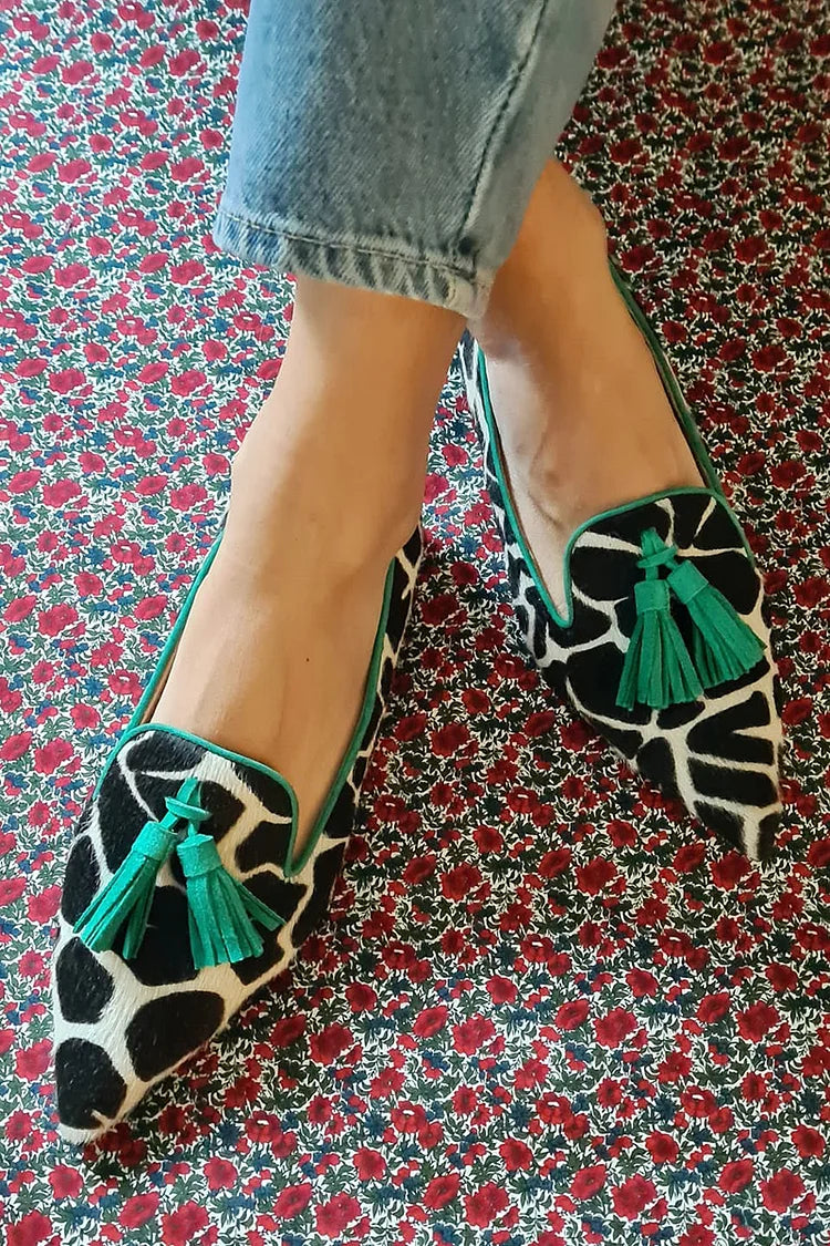 NORTHLINE STUDIO | POINTED LOAFER WITH GIRAFFE PRINT AND GREEN FRINGES