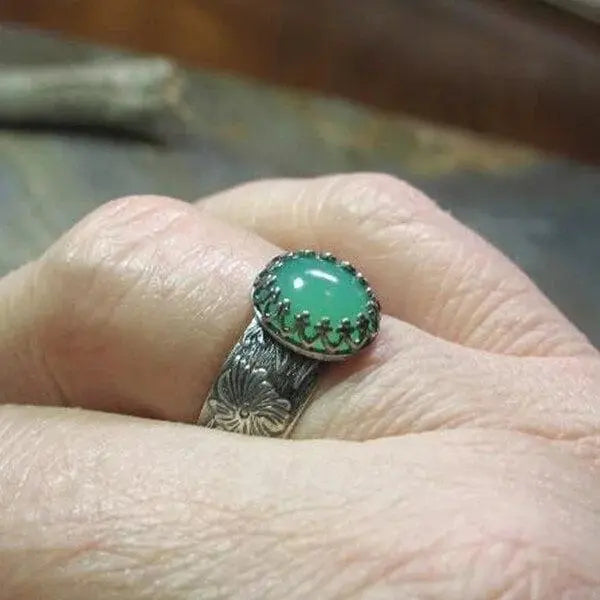 Emerald ring with carved flower