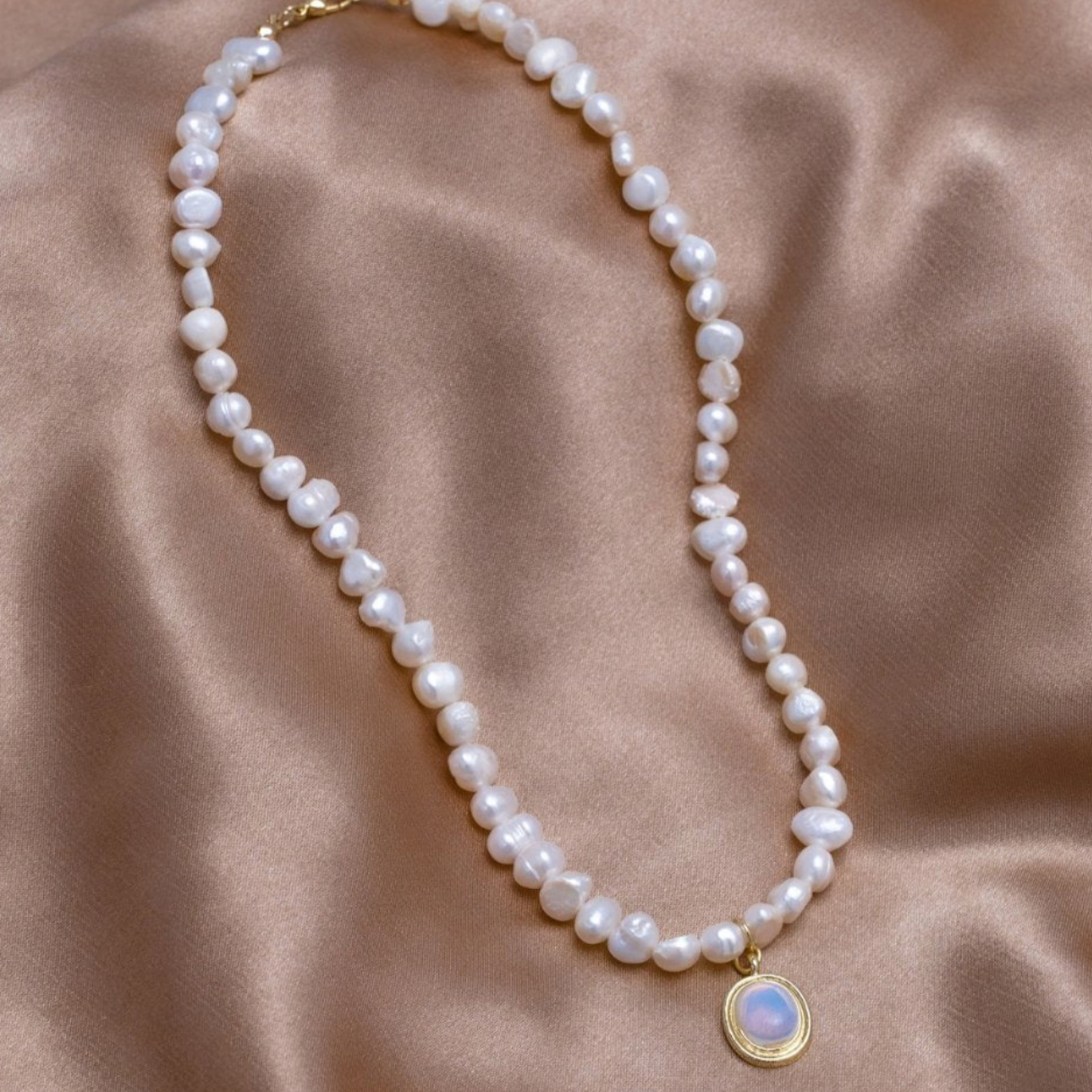 Pearl necklace with moonstone in gold