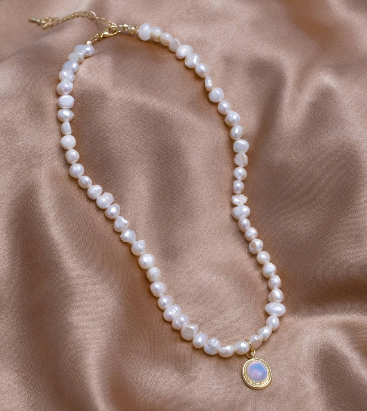 Pearl necklace with moonstone in gold