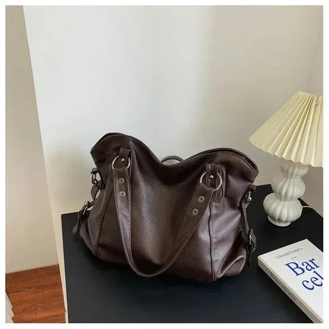 Stylish and versatile leather shoulder bag