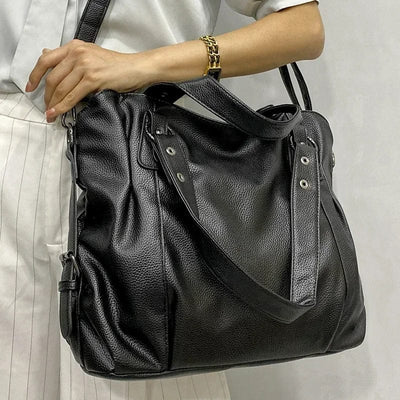 Stylish and versatile leather shoulder bag