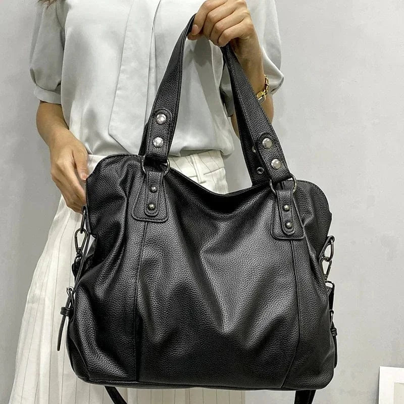 Stylish and versatile leather shoulder bag