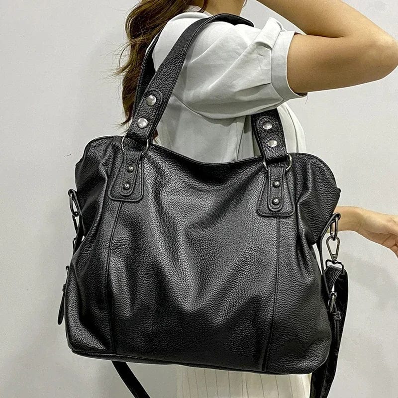 Stylish and versatile leather shoulder bag