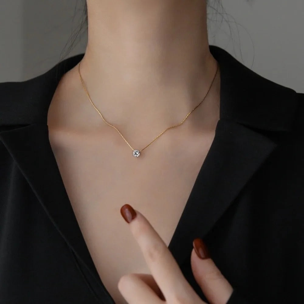 Cléa moissanite stone necklace