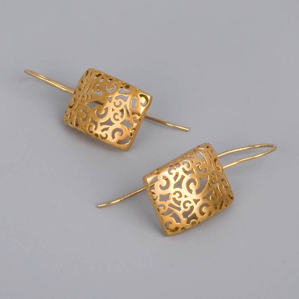 Gold earrings with hollow element