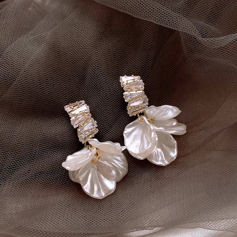Exquisite Gold Petal Earrings in White | Gold 14k