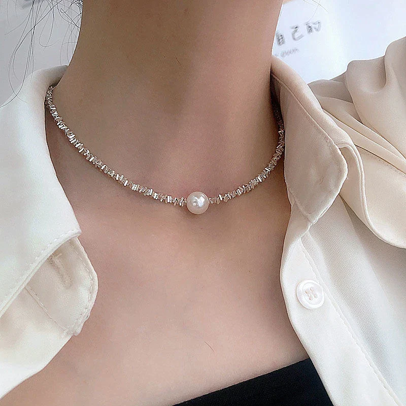 Elegant necklace with pearls