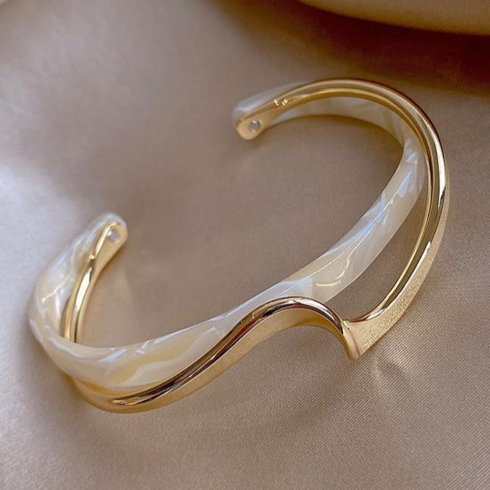 Gold bracelet with elegant white opal
