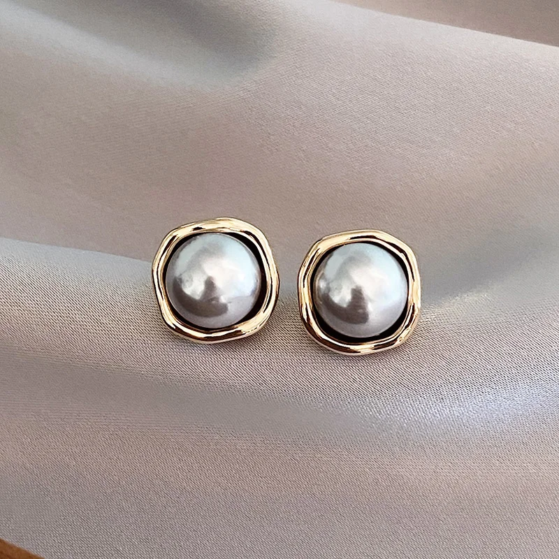 Elegant earrings with black pearls