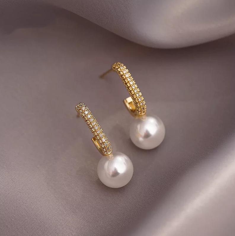 Sweet gold earrings with sparkling elements and pearl