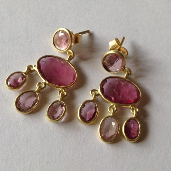 Dreamy gold earrings with pink stones