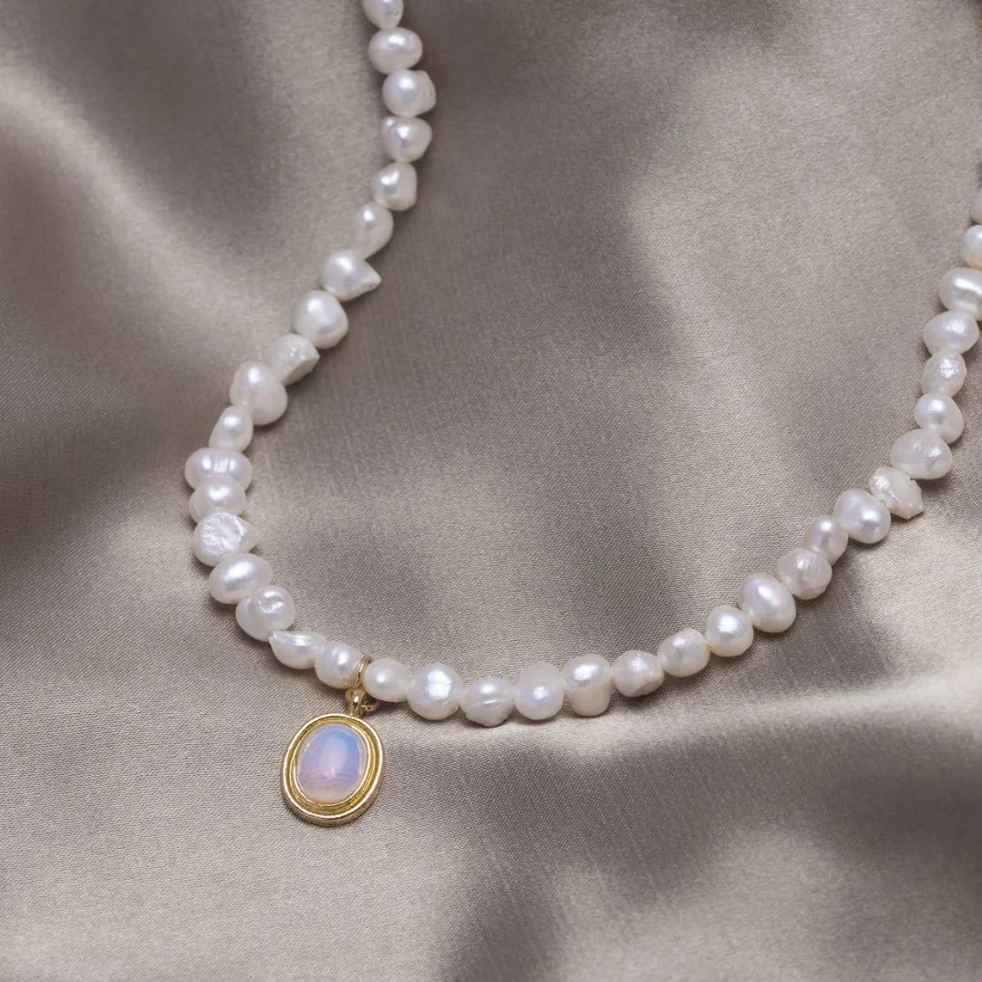Pearl necklace with moonstone in gold