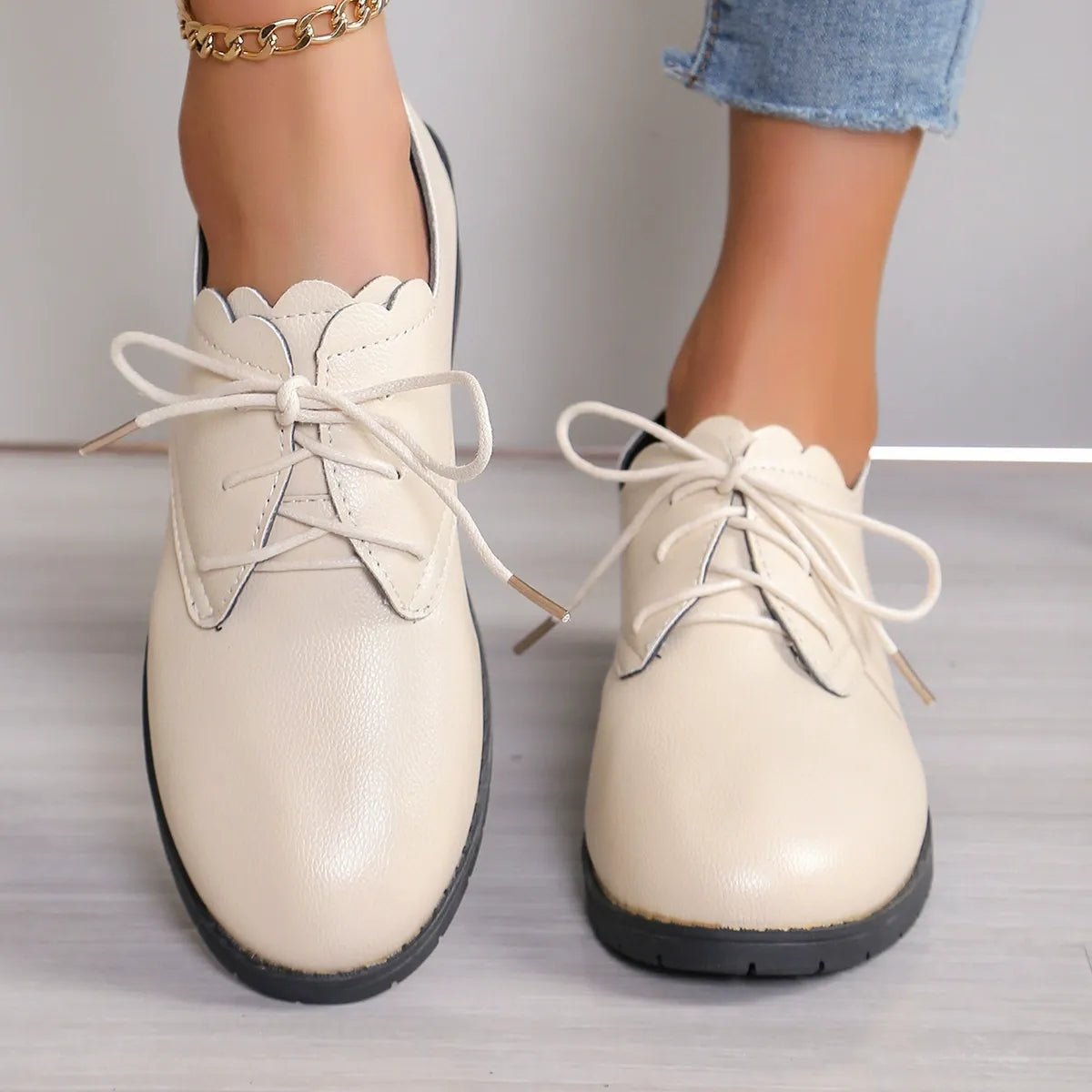Women’s Lace-Up Shoes – Leather – Scalloped Edge – Thick Heel – Classic Fit